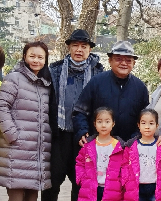 组图:张国立张铁林王刚"铁三角"重聚 张铁林55岁女友罕见露面
