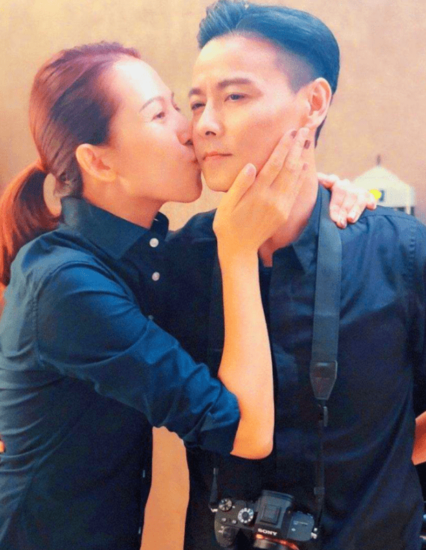 蔡少芬挺三胎孕肚捞金 踩细高跟走路让人捏把冷汗