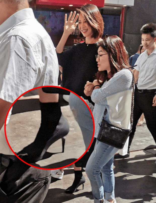 蔡少芬挺三胎孕肚捞金 踩细高跟走路让人捏把冷汗