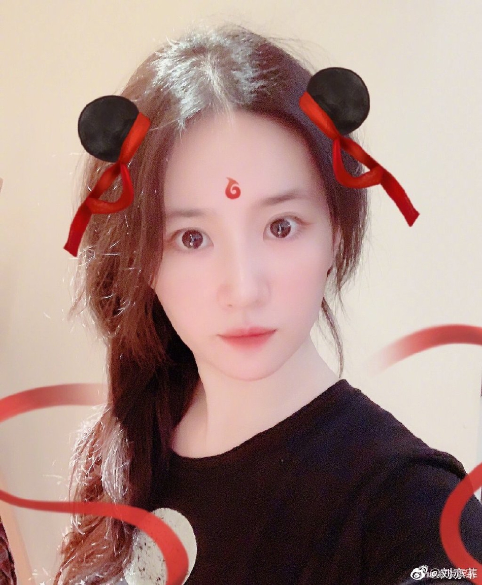 木兰变哪吒？刘亦菲扎丸子头卖萌赞“la Zhua”好看