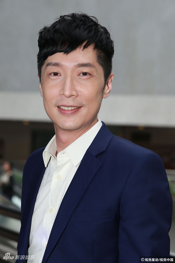 组图:马浚伟吸纳新演员 自称架起眼镜随时徐志摩上身