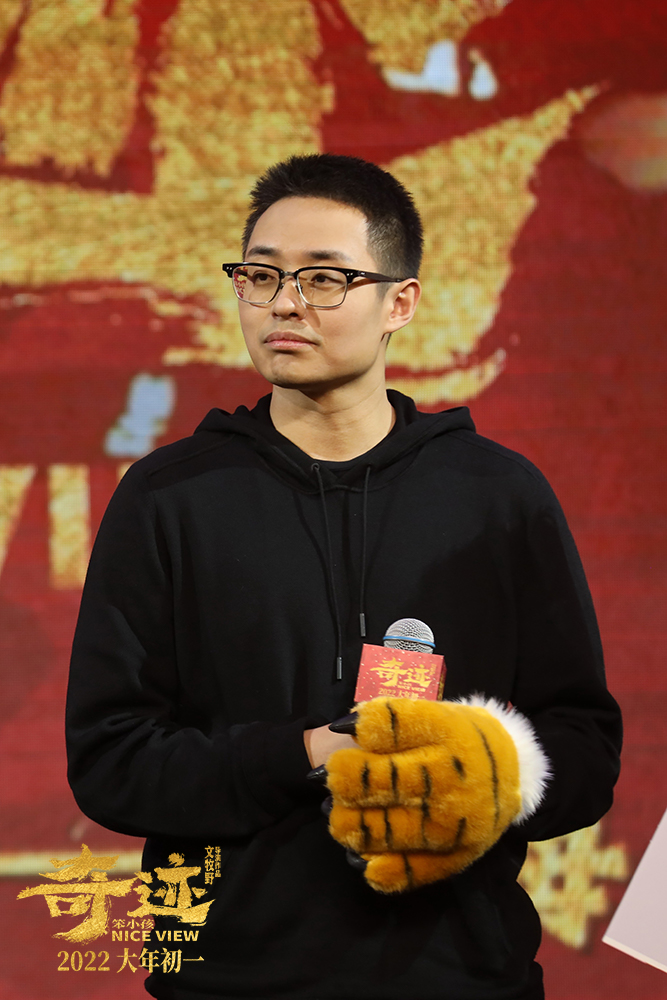 组图：《奇迹·笨小孩》迎春年会致敬奋斗者 文牧野易烊千玺亮相_1