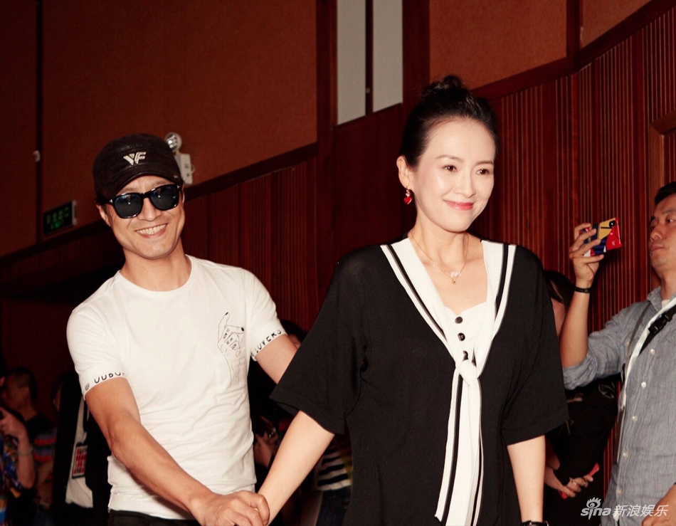 「奇趣网」章子怡从影20周年办展 汪峰扶爱妻登台一脸羞涩