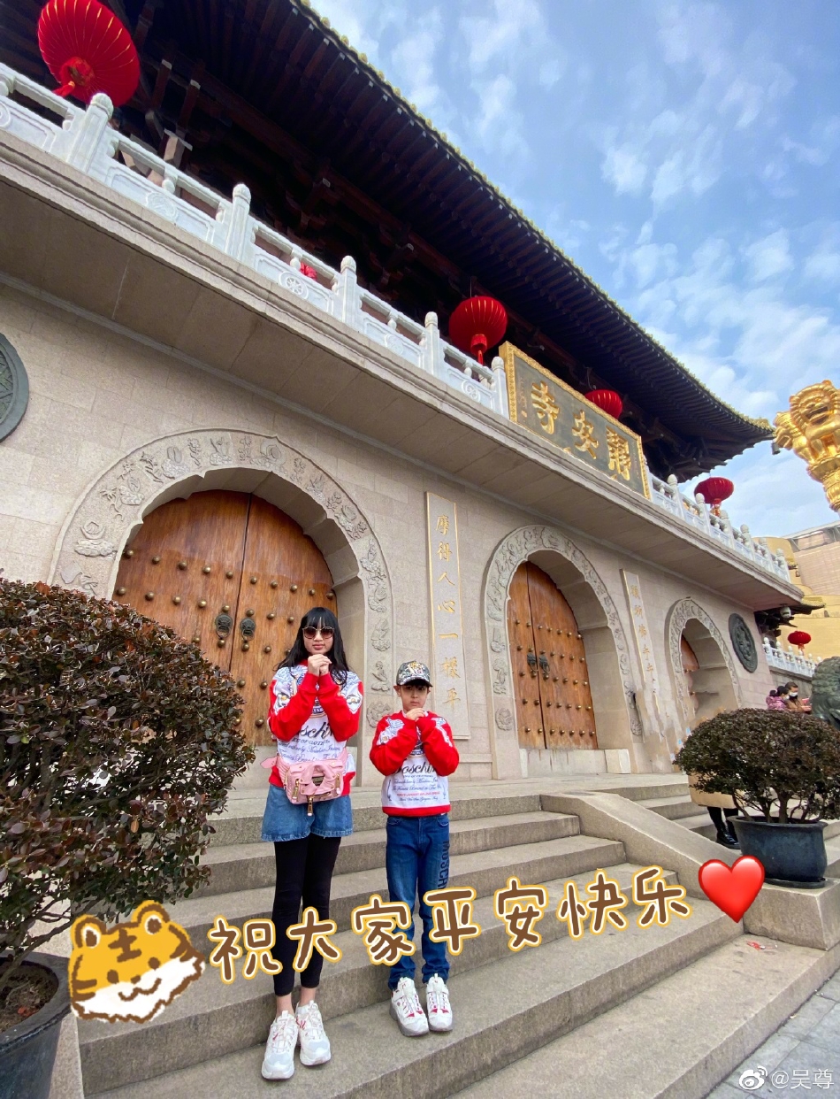 组图：吴尊一家首次在中国过春节 夫妻庆祝相爱26周年秀恩爱_4