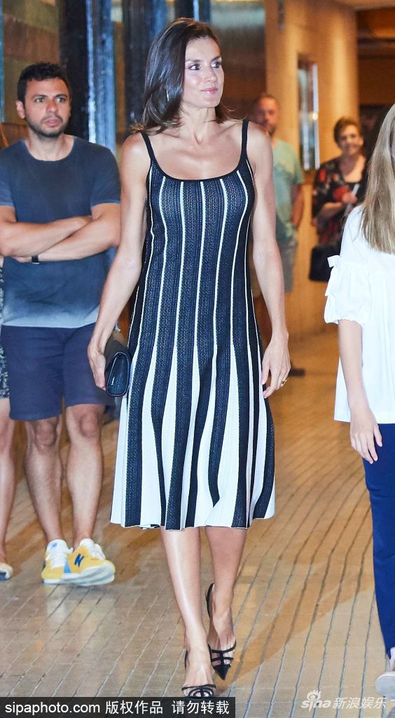 西班牙皇室外出度假 两任王后与公主同框颜值高