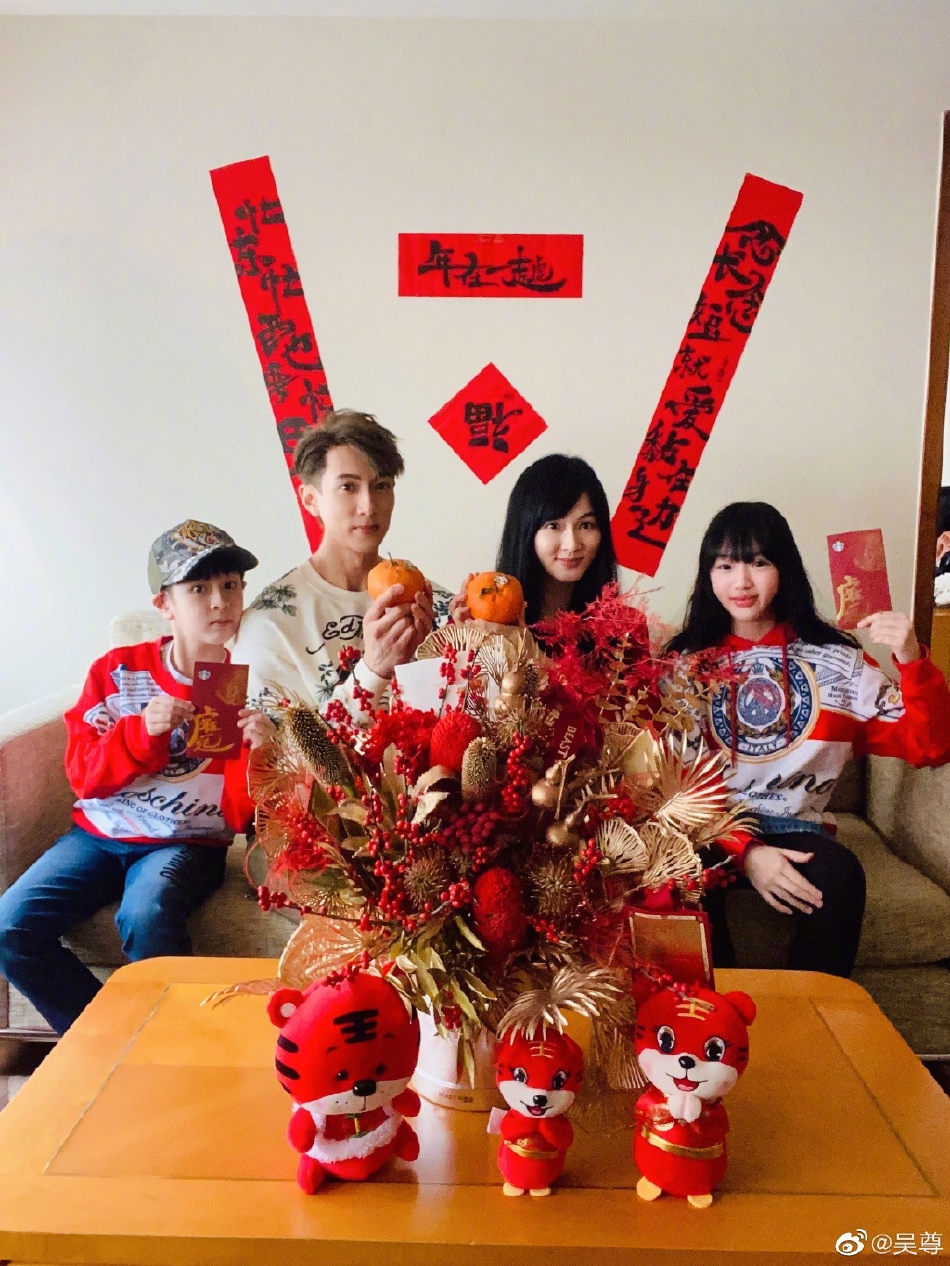 组图：吴尊一家首次在中国过春节 夫妻庆祝相爱26周年秀恩爱_1