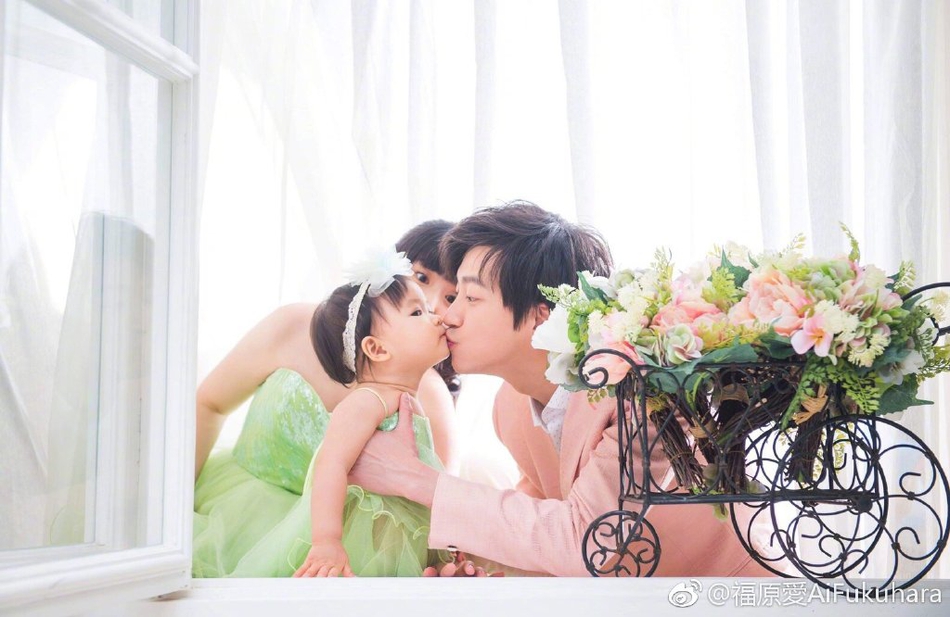 福原爱晒孕期全家福 和老公女儿幸福比心超有爱