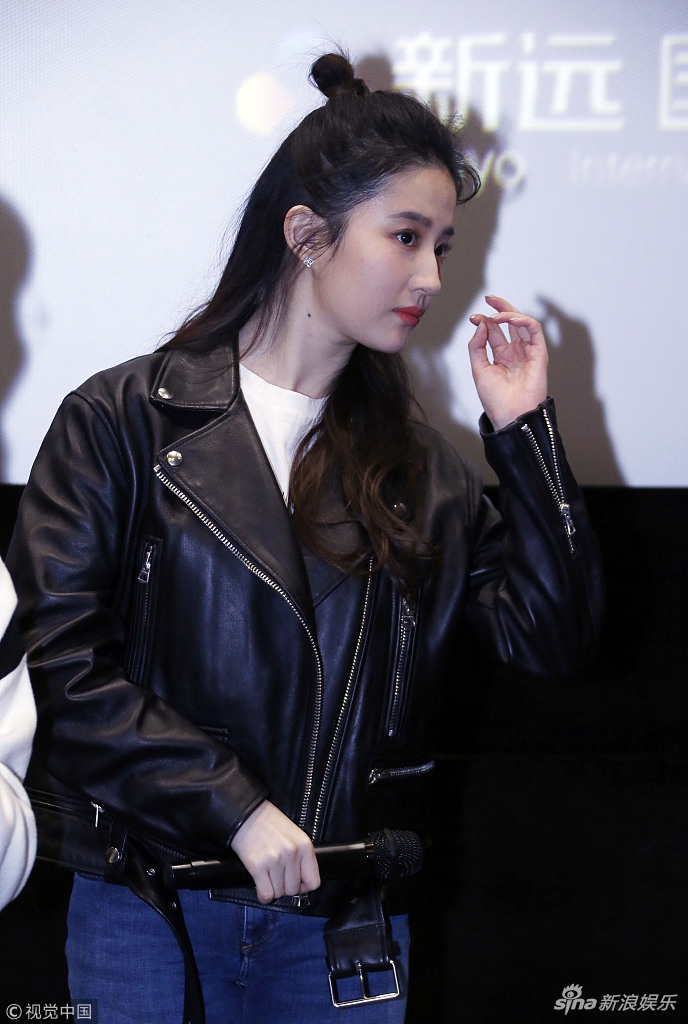 刘亦菲穿皮衣牛仔裤干练帅气 挽兰花指秀美好