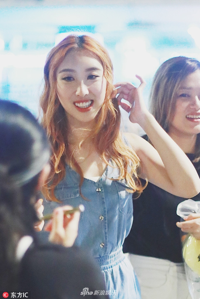 组图:创造101许靖韵被粉丝簇拥态度亲和 手拿小黄鸭一脸稀奇
