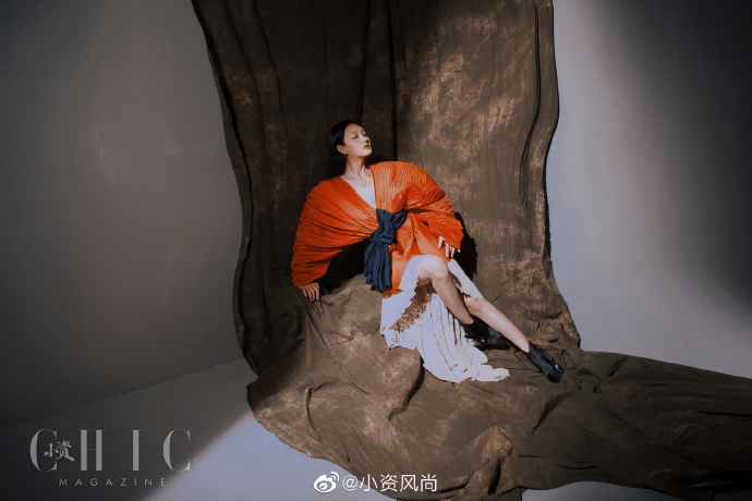 大S时尚大片挑战复古造型 雀斑妆渔网面纱化身怪诞少女