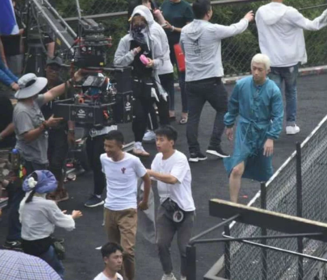 组图：腰伤复发？文章新戏路透照曝光 跪地不起工作人员忙搀扶