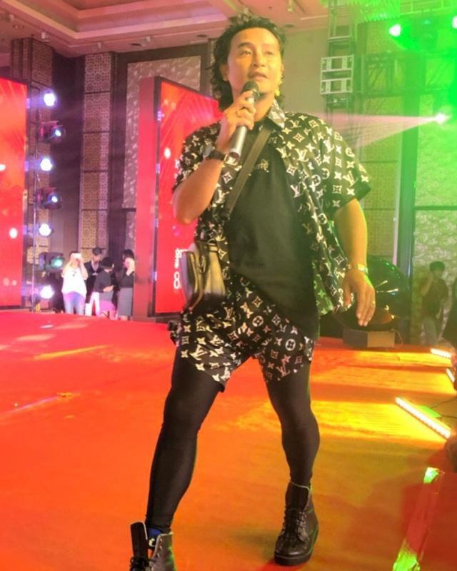 组图：陈志朋现身商演捞金 短裤搭黑色紧身裤再现另类装扮