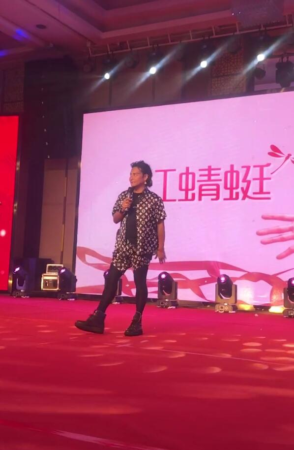 组图：陈志朋现身商演捞金 短裤搭黑色紧身裤再现另类装扮