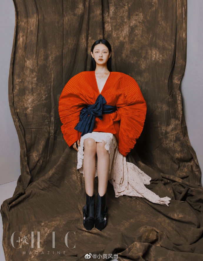 大S时尚大片挑战复古造型 雀斑妆渔网面纱化身怪诞少女