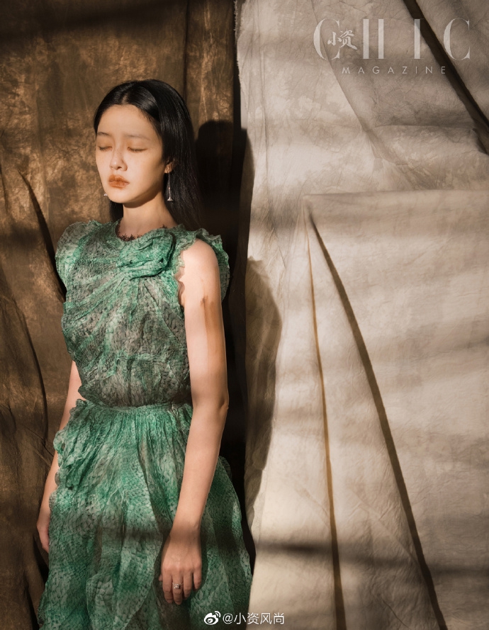 大S时尚大片挑战复古造型 雀斑妆渔网面纱化身怪诞少女