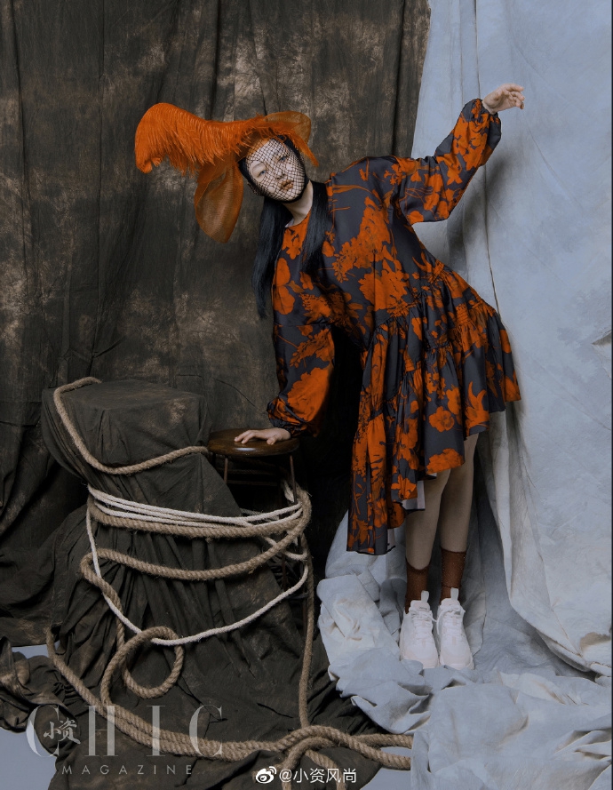 大S时尚大片挑战复古造型 雀斑妆渔网面纱化身怪诞少女