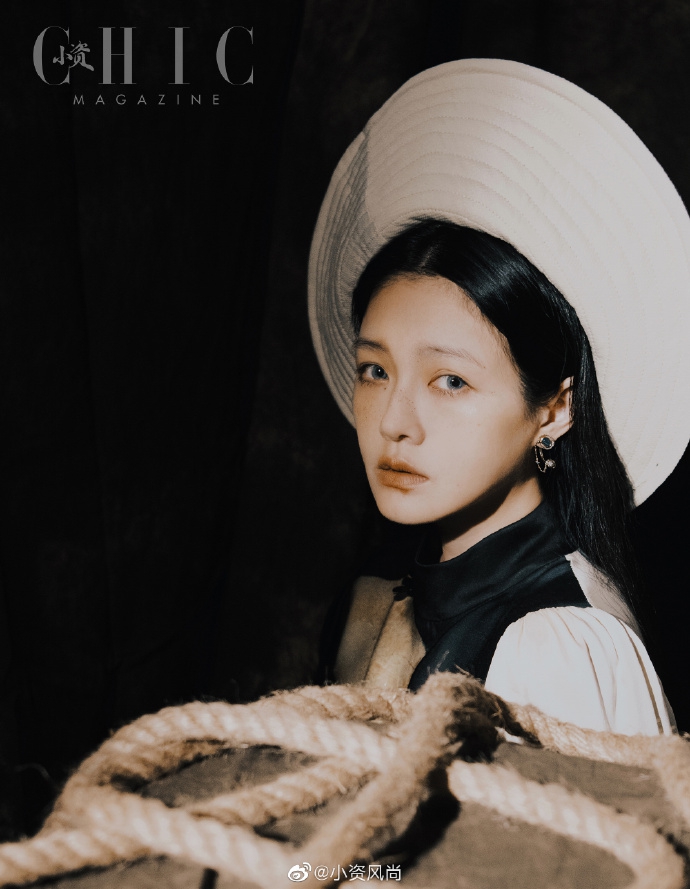 大S时尚大片挑战复古造型 雀斑妆渔网面纱化身怪诞少女