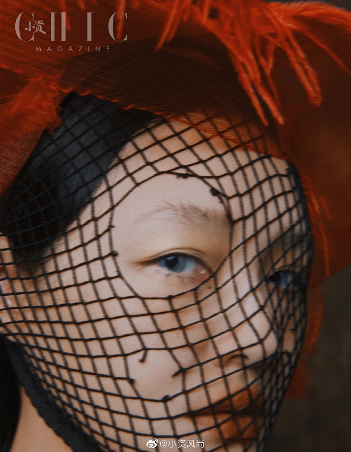大S时尚大片挑战复古造型 雀斑妆渔网面纱化身怪诞少女