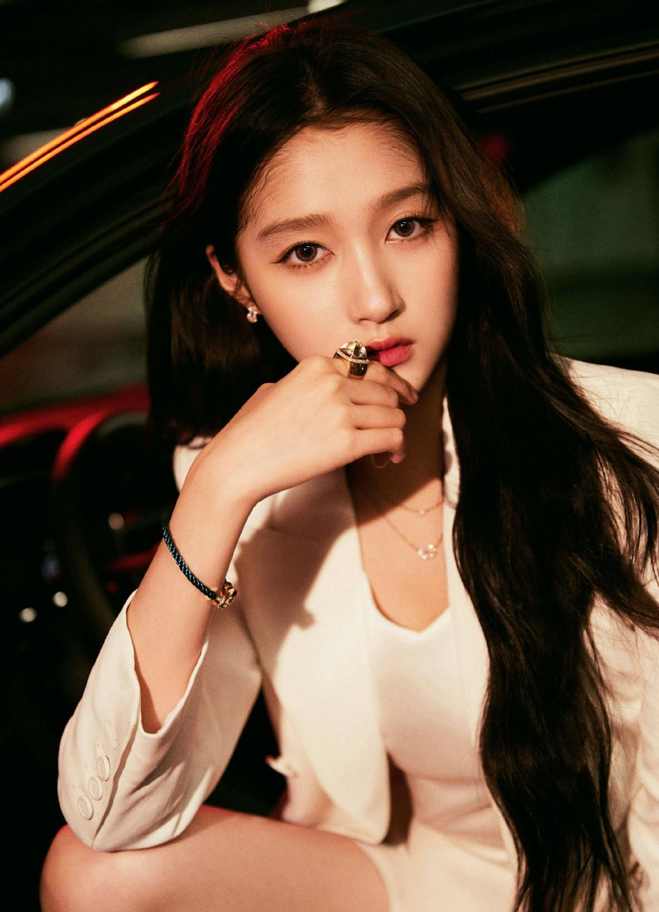 組圖：關曉彤白色西裝短褲俐落酷颯大長腿筆直纖細性感帥氣- 新浪香港