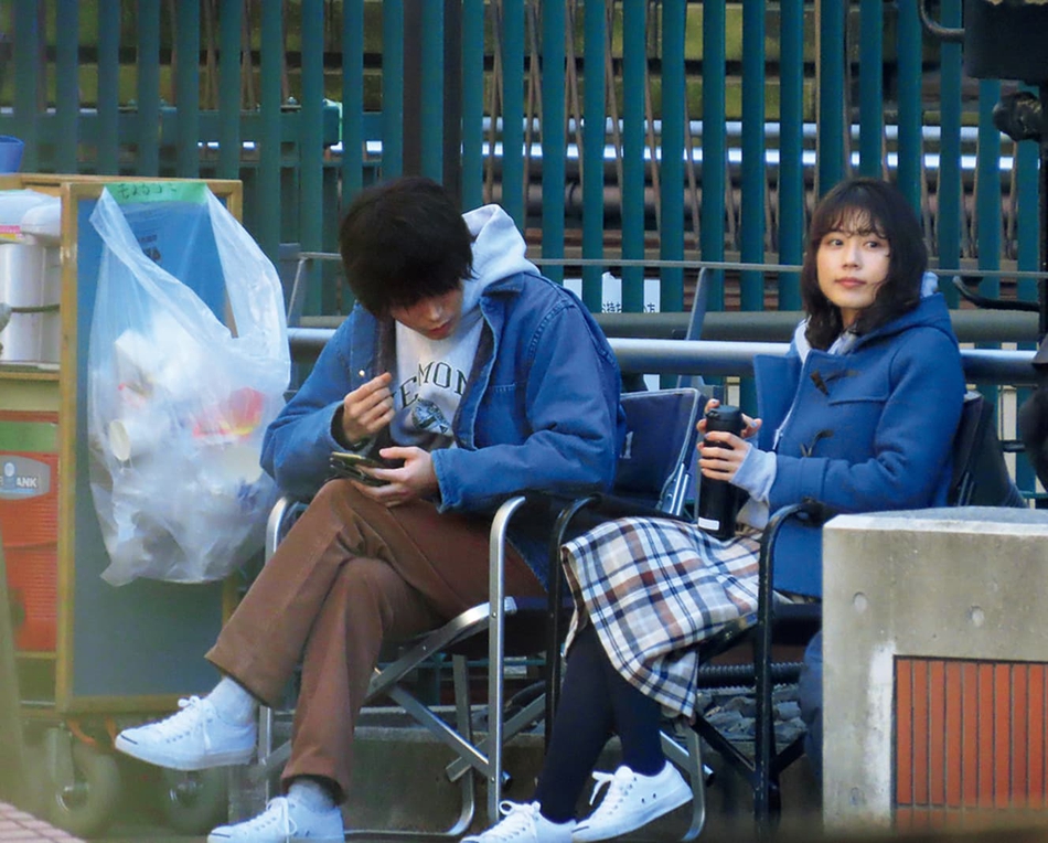 组图:菅田将晖有村架纯片场照曝光 说笑气氛十分融洽