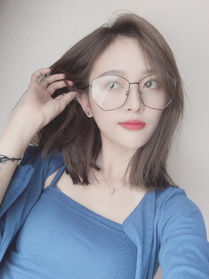 戴什么颜色的眼镜框,黄黑皮戴什么颜色的眼镜框