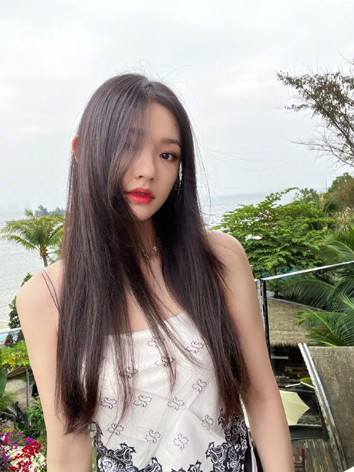 组图：林允分享三亚度假美照 衣着清爽性感甜美_0