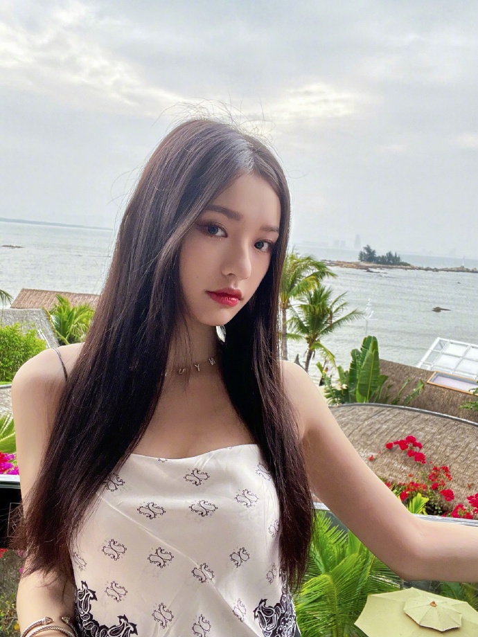 组图：林允分享三亚度假美照 衣着清爽性感甜美_7