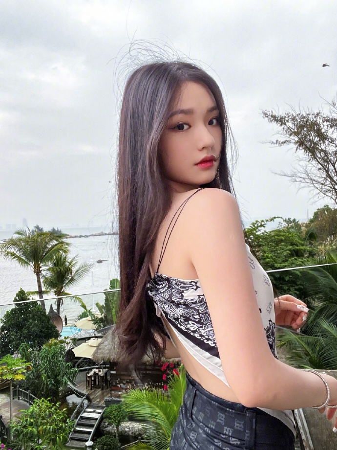 组图：林允分享三亚度假美照 衣着清爽性感甜美_2