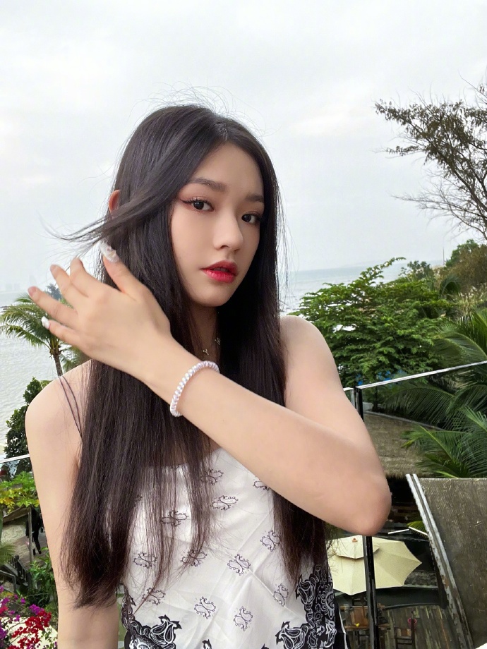 组图：林允分享三亚度假美照 衣着清爽性感甜美_5