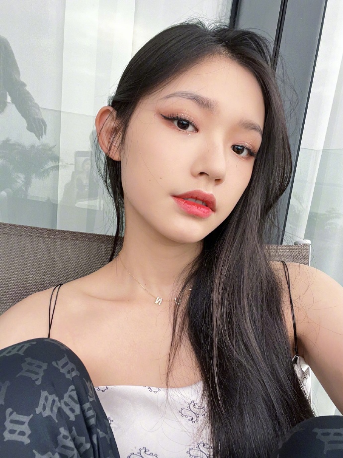 组图：林允分享三亚度假美照 衣着清爽性感甜美_1
