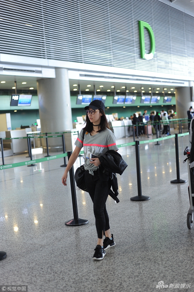 组图:马景涛前妻吴佳妮现身机场 运动风展好身