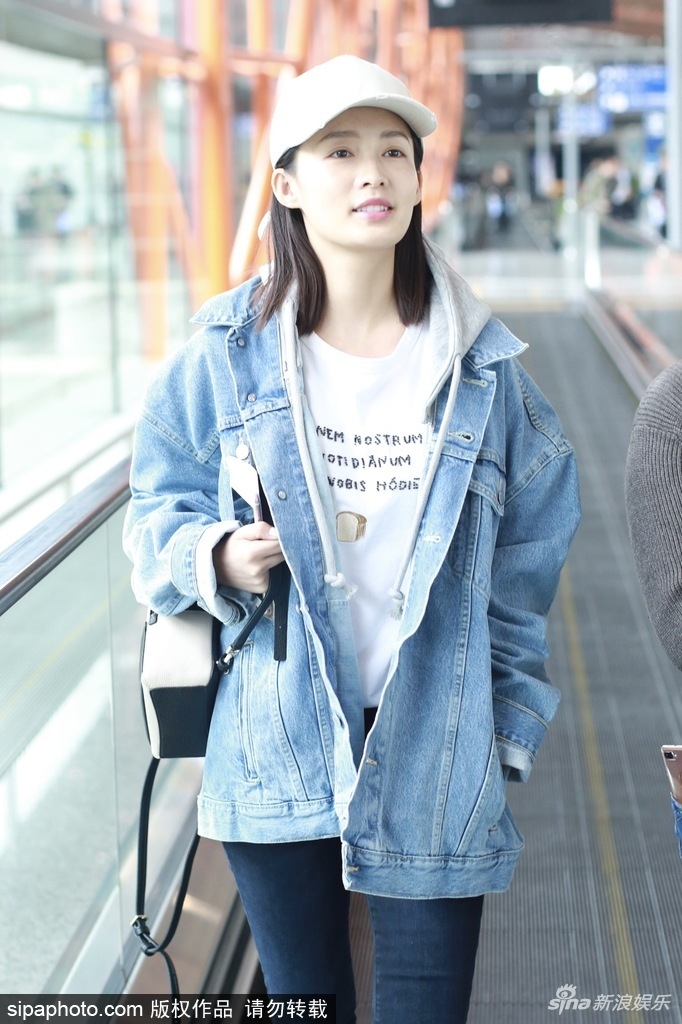 组图:李沁走清新牛仔风露齿甜笑 少女气息十足