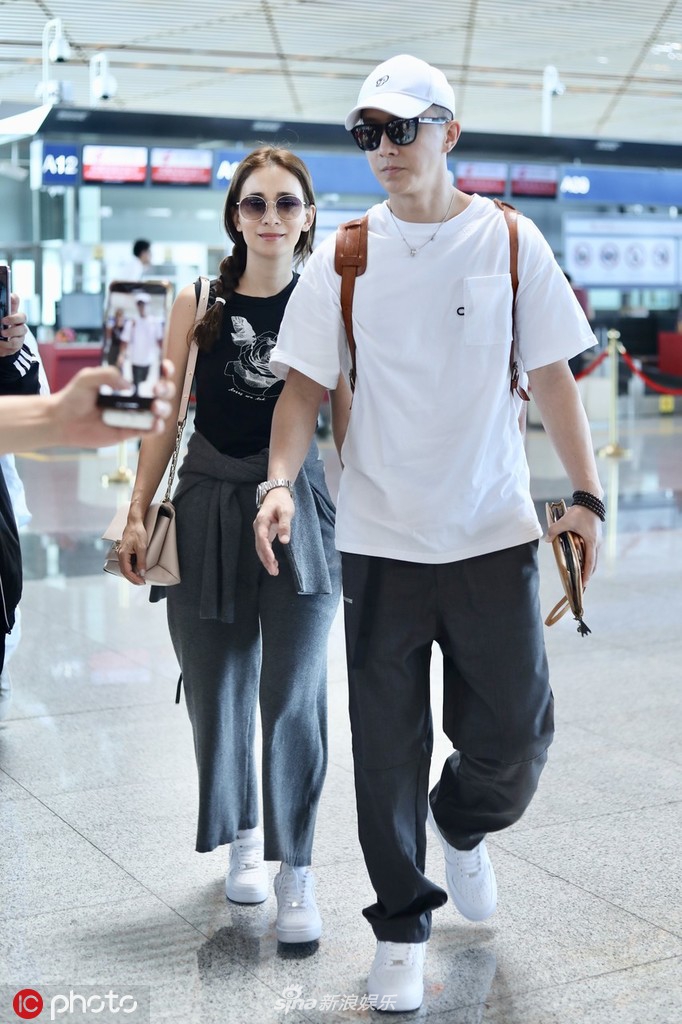 韩庚卢靖姗被曝结婚后首合体现身 并肩前行笑容甜蜜