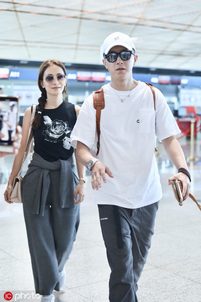 韩庚卢靖姗被曝结婚后首合体现身 并肩前行笑容甜蜜