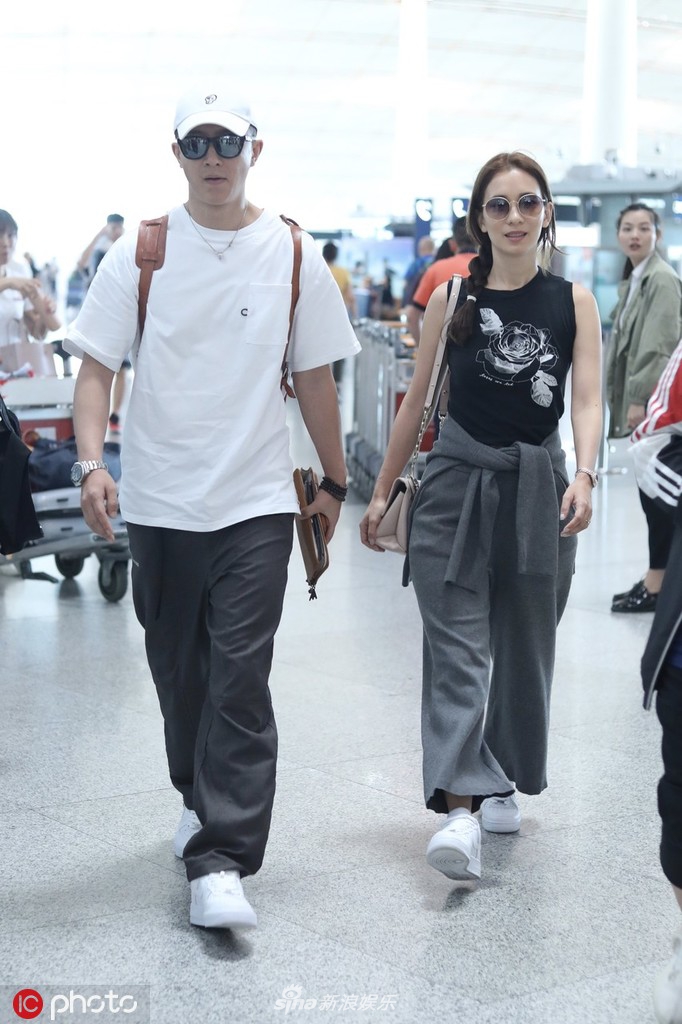 韩庚卢靖姗被曝结婚后首合体现身 并肩前行笑容甜蜜