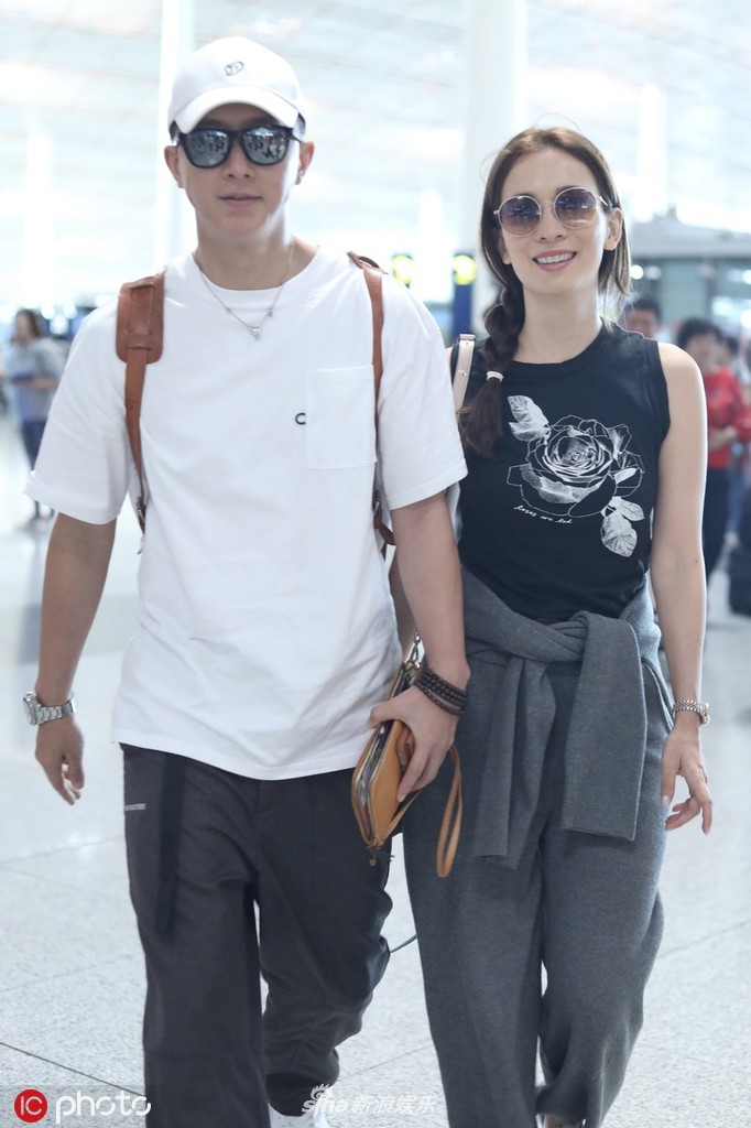 韩庚卢靖姗被曝结婚后首合体现身 并肩前行笑容甜蜜