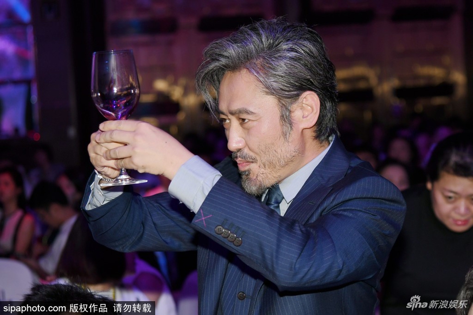 组图:吴秀波西装革履绅士风 双手举杯仰头豪饮显酒量