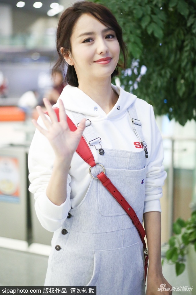 组图:佟丽娅卫衣叠穿背带裙秀美腿 嘟红唇比剪