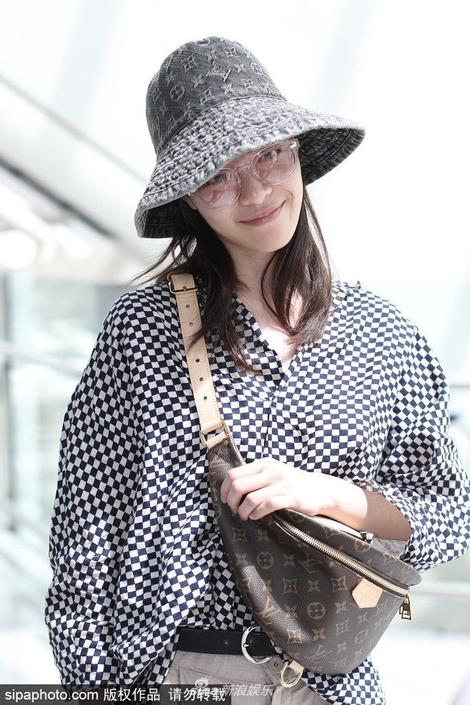 组图:钟楚曦现身北京机场 灰色上衣搭配阔腿裤