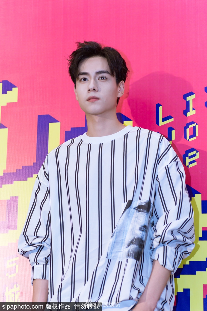 组图:胡一天穿条纹卫衣出席活动帅气十足 大眼