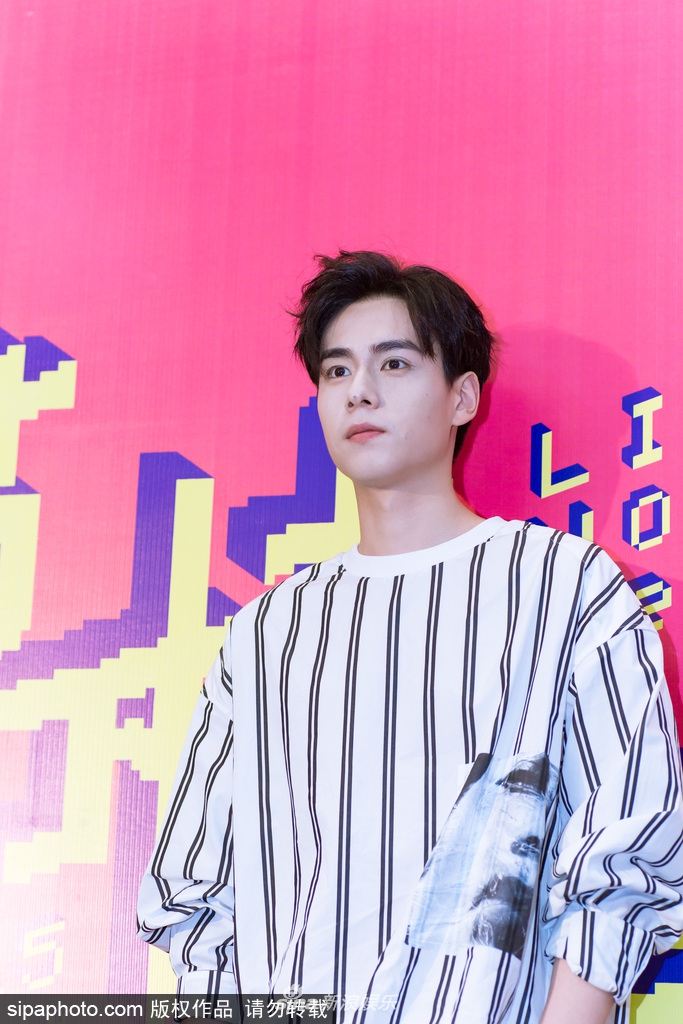 组图:胡一天穿条纹卫衣出席活动帅气十足 大眼