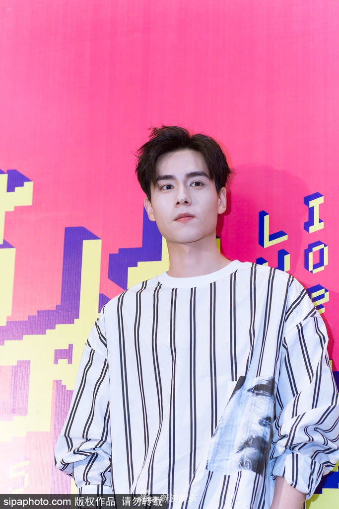 组图:胡一天穿条纹卫衣出席活动帅气十足 大眼