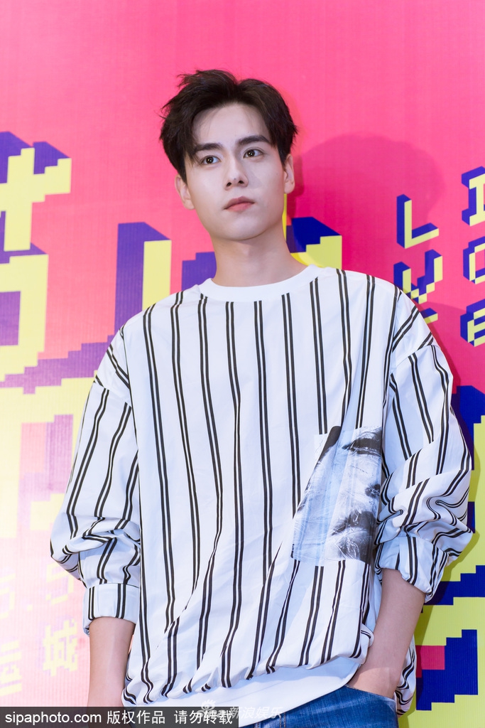 组图:胡一天穿条纹卫衣出席活动帅气十足 大眼