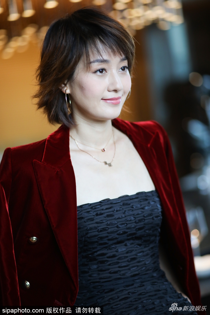 组图:马伊琍黑色抹胸长裙亮相 好身材展露无遗