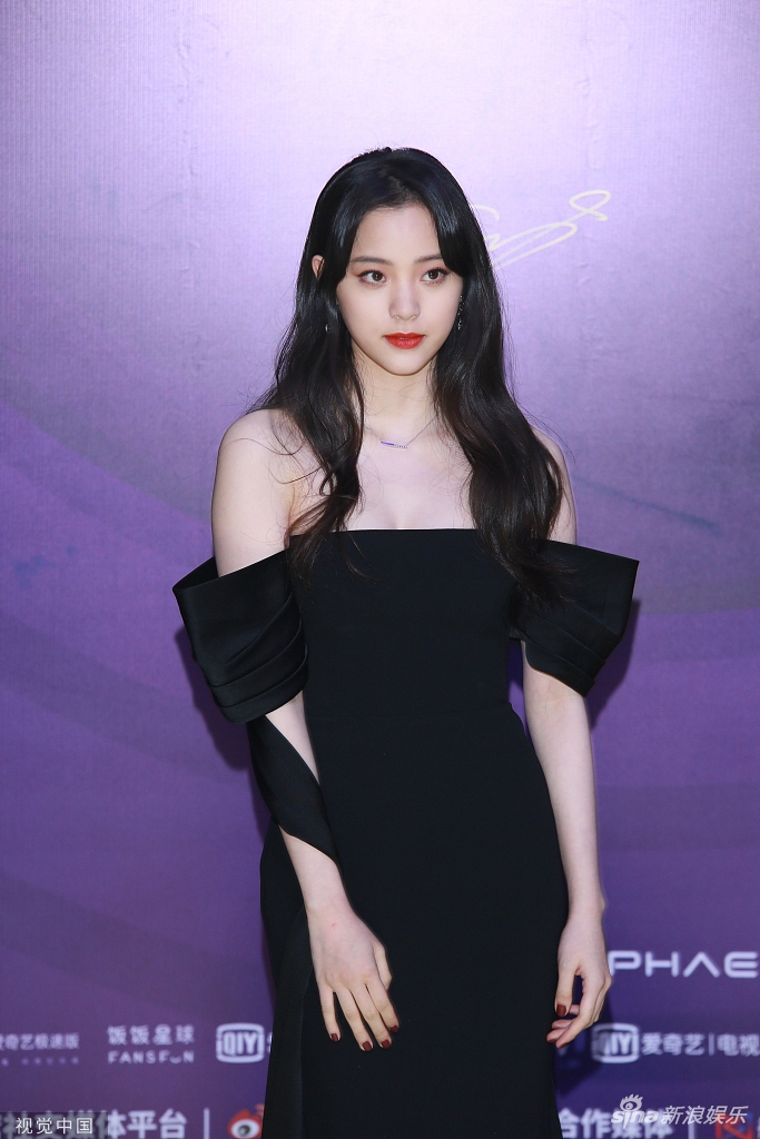 组图欧阳娜娜黑色丝绒长裙显优雅露香肩美背秀玲珑曲线