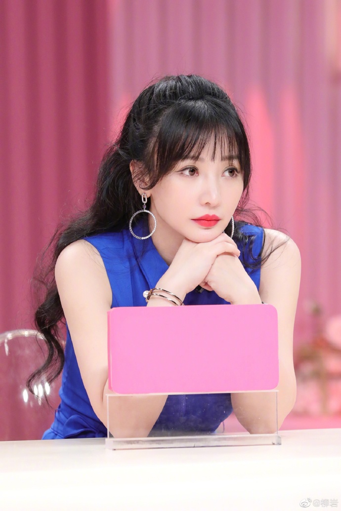 组图：柳岩半扎卷发活力足 潋滟红唇夸张耳饰尽显女神范