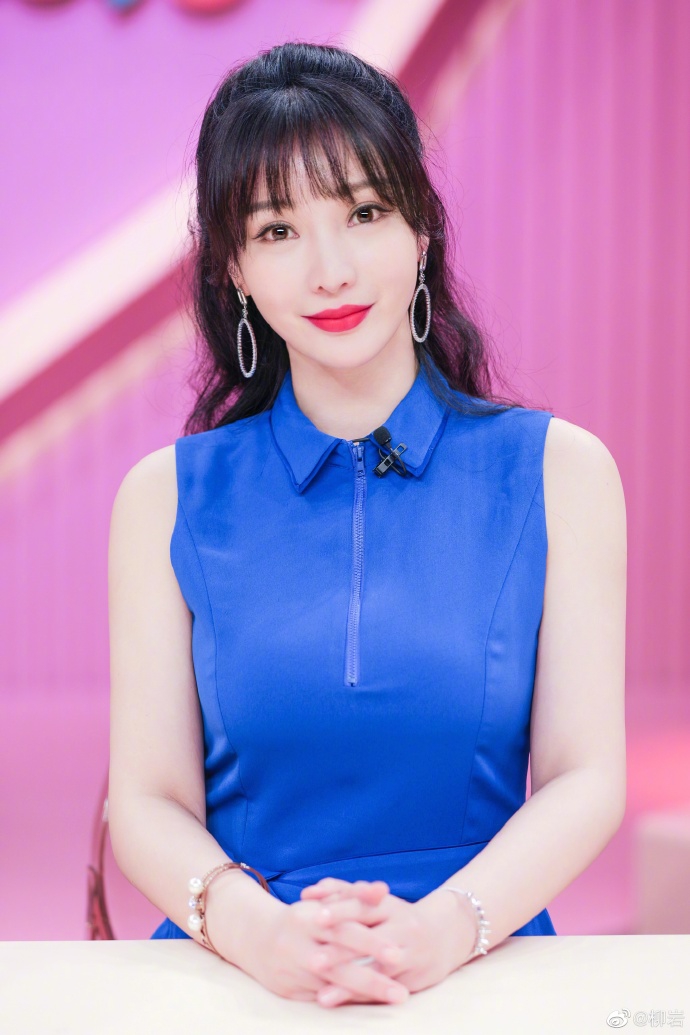 组图：柳岩半扎卷发活力足 潋滟红唇夸张耳饰尽显女神范