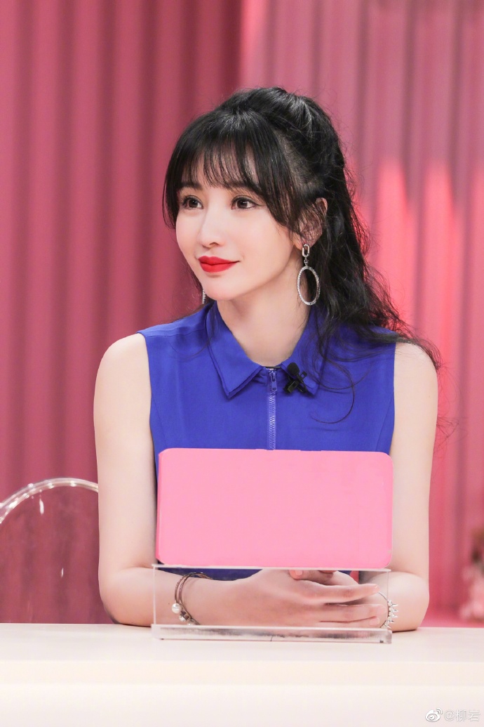 组图：柳岩半扎卷发活力足 潋滟红唇夸张耳饰尽显女神范