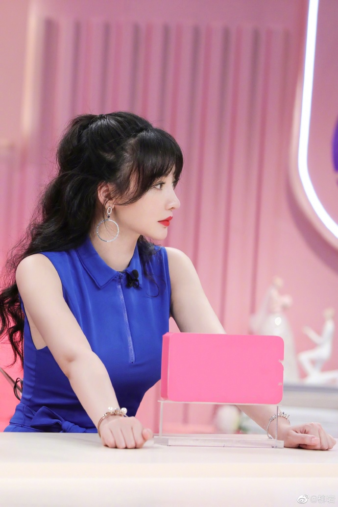 组图：柳岩半扎卷发活力足 潋滟红唇夸张耳饰尽显女神范
