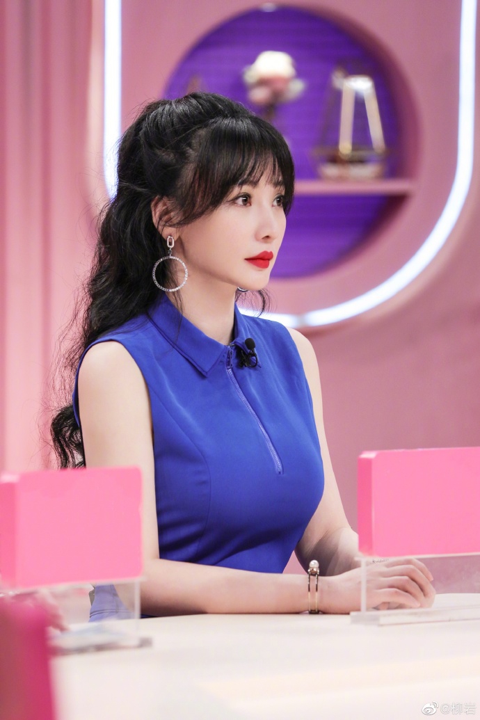 组图：柳岩半扎卷发活力足 潋滟红唇夸张耳饰尽显女神范
